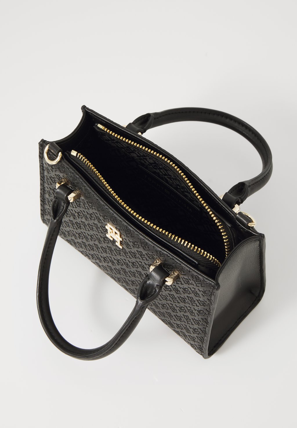 Сумка ETERNITY MICRO TOTE MONO Tommy Hilfiger, черный
Сумка ETERNITY MICRO TOTE MONO Tommy Hilfiger, черный