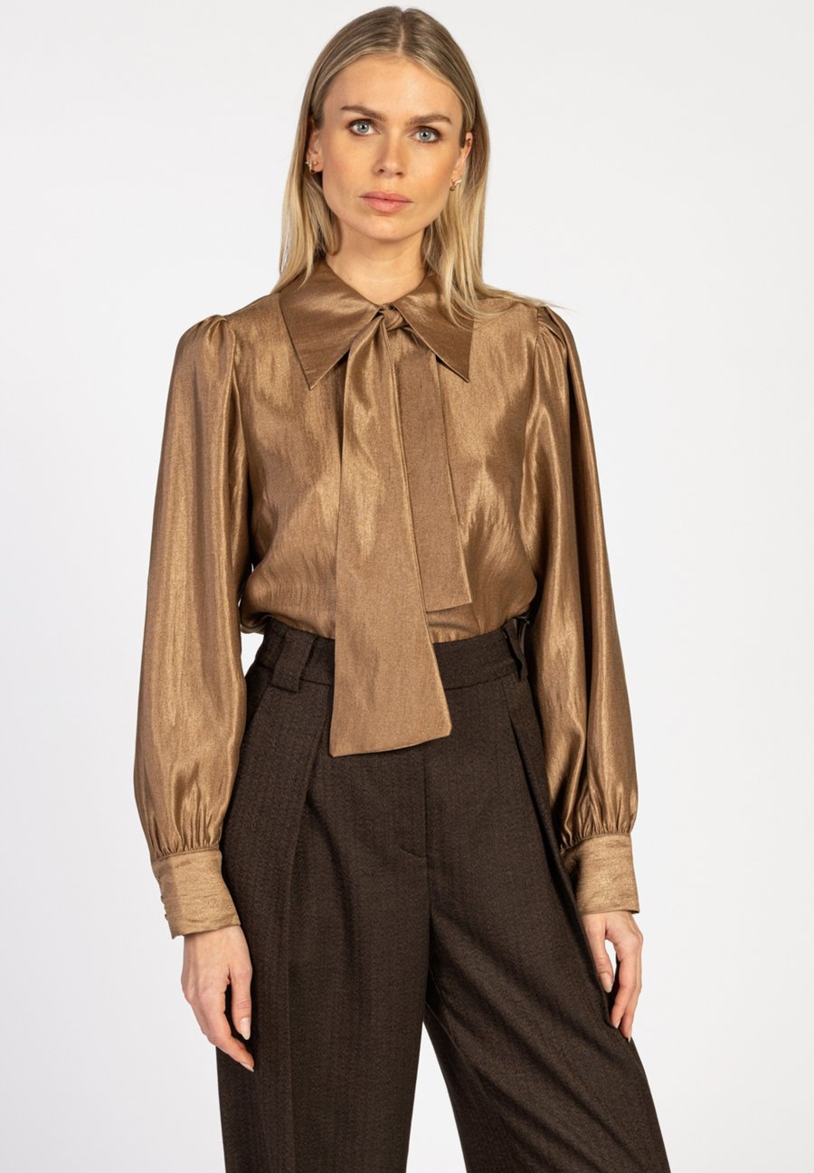 Блуза Aaiko VERONNE TIE SHIMM, Bison Brown/Light Brown
Блуза Aaiko VERONNE TIE SHIMM, Bison Brown/Light Brown