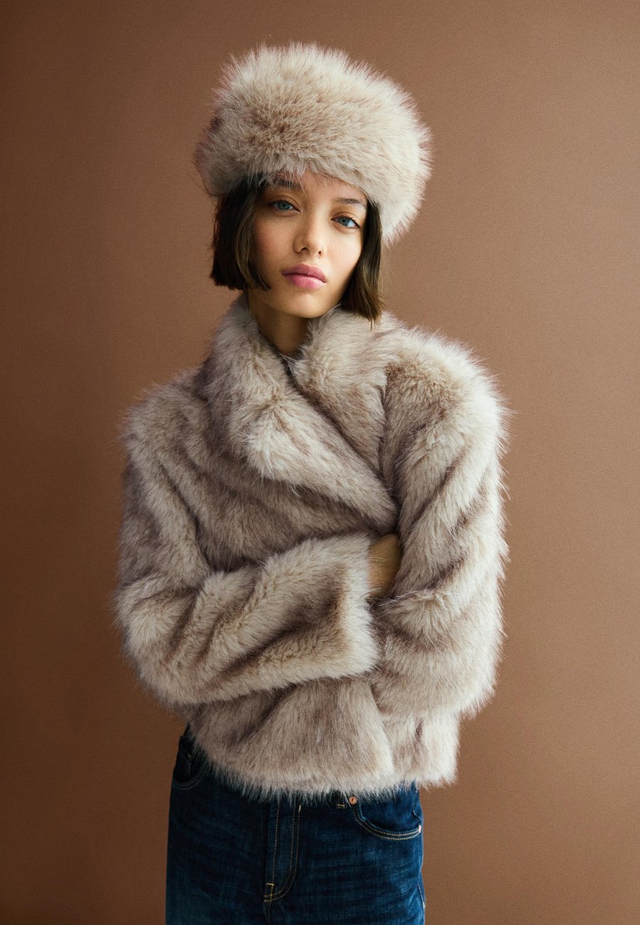 Шапка Bershka Beanie, Beige
Шапка Bershka Beanie, Beige