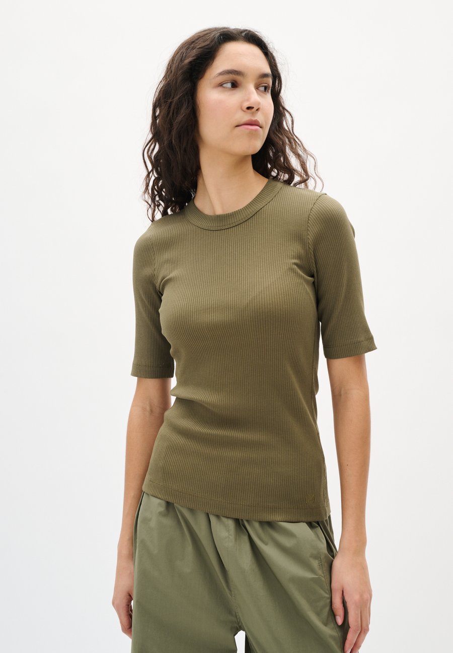 Футболка InWear Basic T-shirt, Olive Night/Olive
Футболка InWear Basic T-shirt, Olive Night/Olive