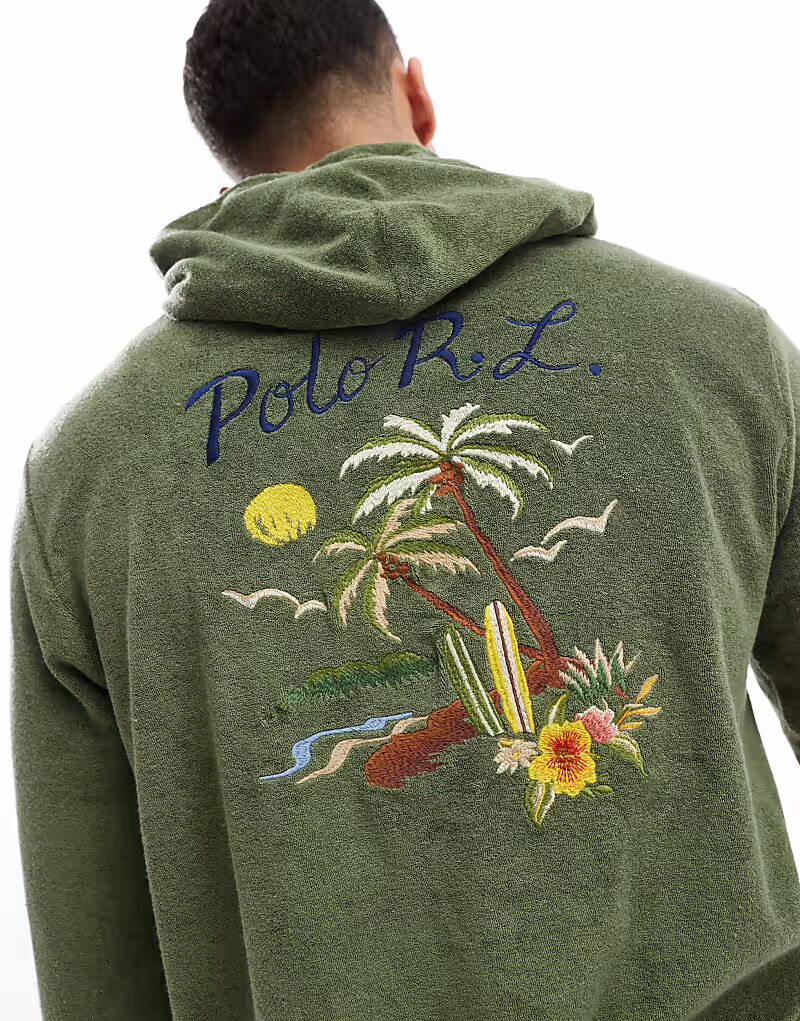 Polo Ralph Lauren - легкая хлопковая махровая толстовка с капюшоном в средне-зеленом цвете с вышивкой на спине
Polo Ralph Lauren - легкая хлопковая махровая толстовка с капюшоном в средне-зеленом цвете с вышивкой на спине