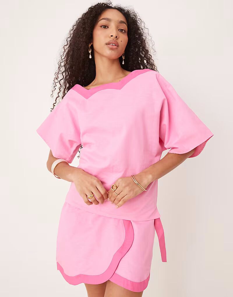 Никогда не одевайся полностью, топ с открытыми плечами контрастного розового цвета Never Fully Dressed
Никогда не одевайся полностью, топ с открытыми плечами контрастного розового цвета Never Fully Dressed