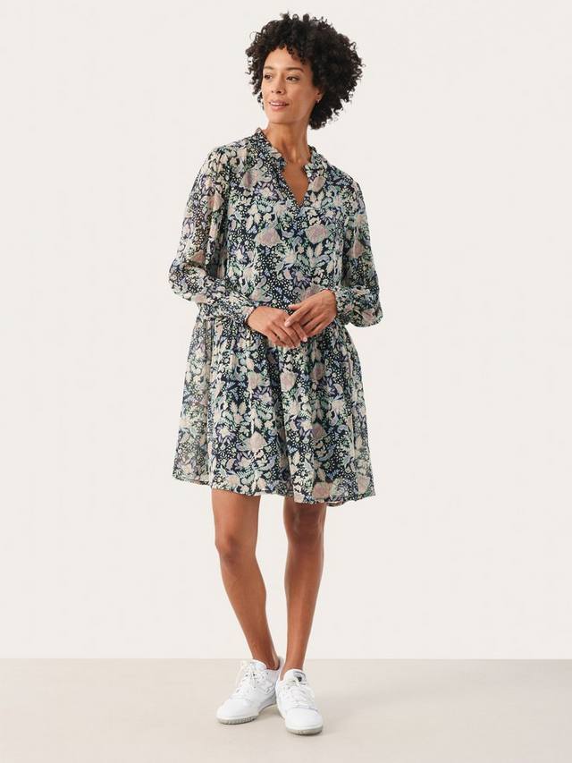 Осеннее платье в цветочек Part Two, темно-синий
Осеннее платье в цветочек Part Two, темно-синий