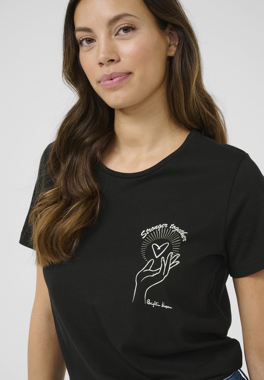 Футболка Cream UMRA, Black W White Heart Hand/Black, Белый, Футболка Cream UMRA, Black W White Heart Hand/Black
Футболка Cream UMRA, Black W White Heart Hand/Black, Белый, Футболка Cream UMRA, Black W White Heart Hand/Black