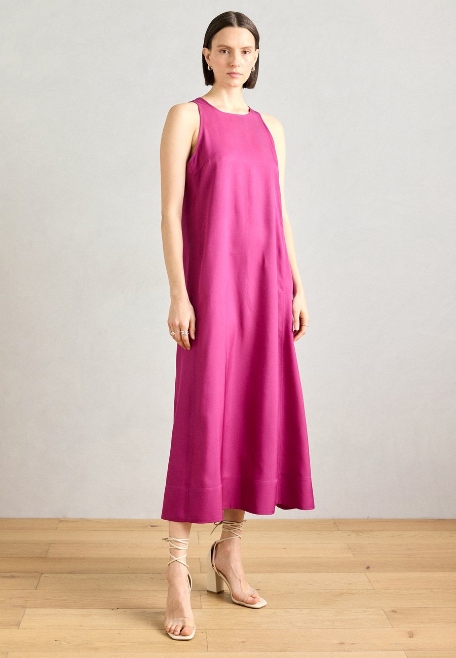 Платье Marc O'Polo SLIP MIDI LENGTH ROUND NECKLINE, Fresh Berry/Berry
Платье Marc O'Polo SLIP MIDI LENGTH ROUND NECKLINE, Fresh Berry/Berry