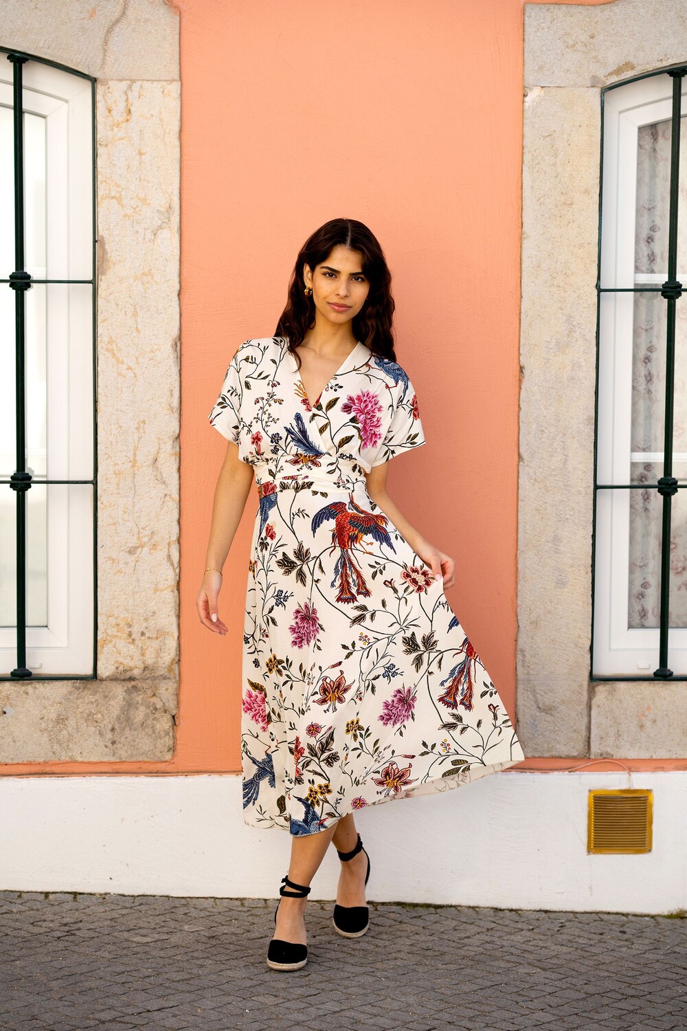 Платье миди со сборкой на талии и цветочным узором в виде птиц Yumi, белый
Платье миди со сборкой на талии и цветочным узором в виде птиц Yumi, белый