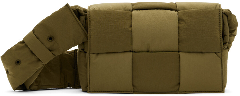 Маленькая сумка-мессенджер Tech Cassette цвета хаки Bottega Veneta
Маленькая сумка-мессенджер Tech Cassette цвета хаки Bottega Veneta