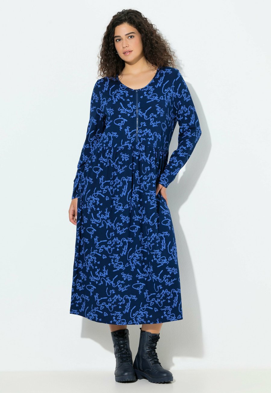 Платье Ulla Popken MIDI SCHRIFTDRUCK A-LINIE RUNDHALS LANGARM, Dark Blue
Платье Ulla Popken MIDI SCHRIFTDRUCK A-LINIE RUNDHALS LANGARM, Dark Blue