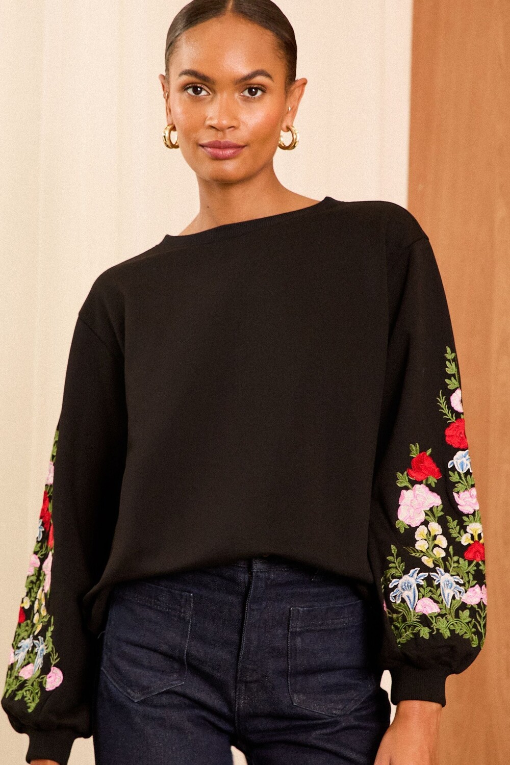 Толстовка из трикотажного джерси с вышитыми рукавами фонариками Love & Roses, черный
Толстовка из трикотажного джерси с вышитыми рукавами фонариками Love & Roses, черный