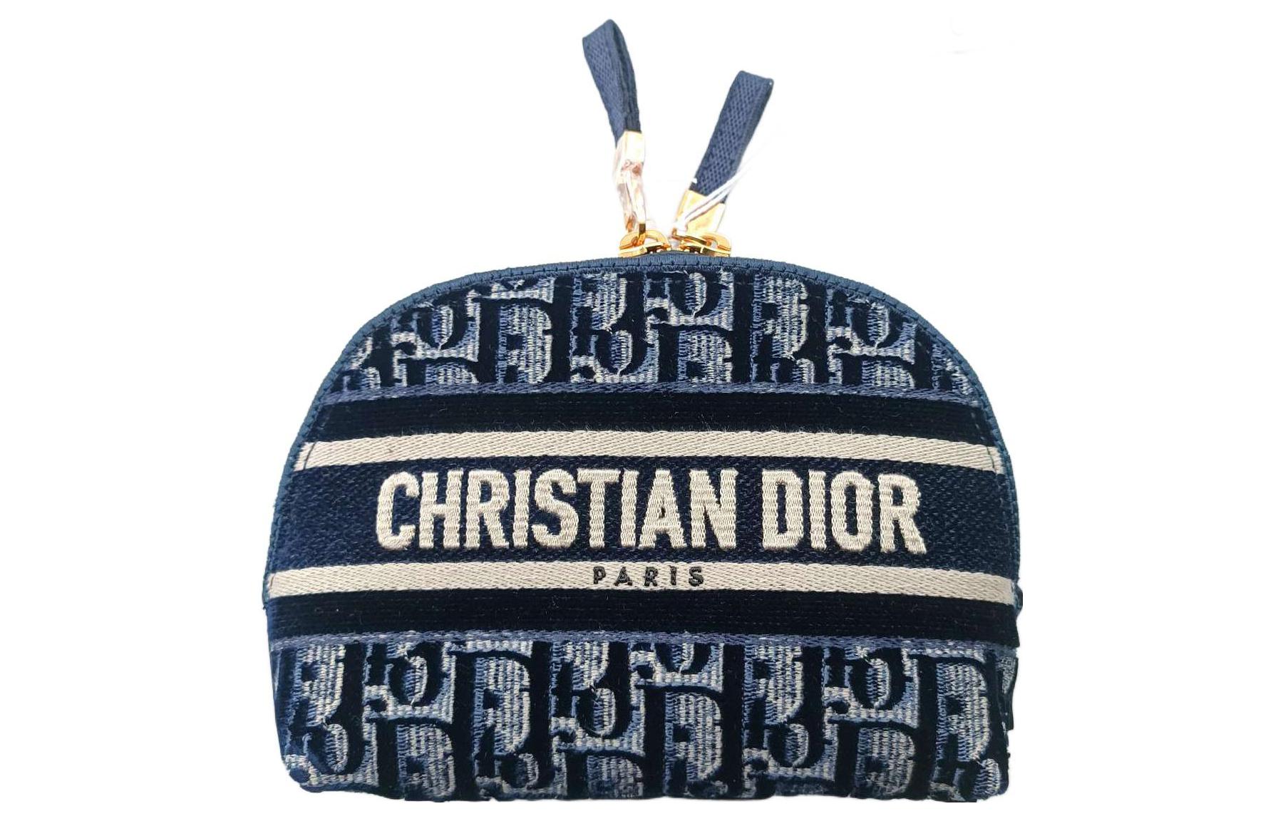 DIOR Бархатная косметичка клатч женская тёмно-синяя
DIOR Бархатная косметичка клатч женская тёмно-синяя