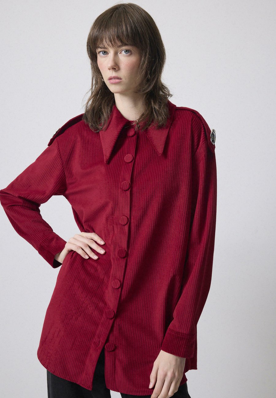 Блуза Touché Privé EPAULETTE DETAILED, Burgundy/Bordeaux
Блуза Touché Privé EPAULETTE DETAILED, Burgundy/Bordeaux