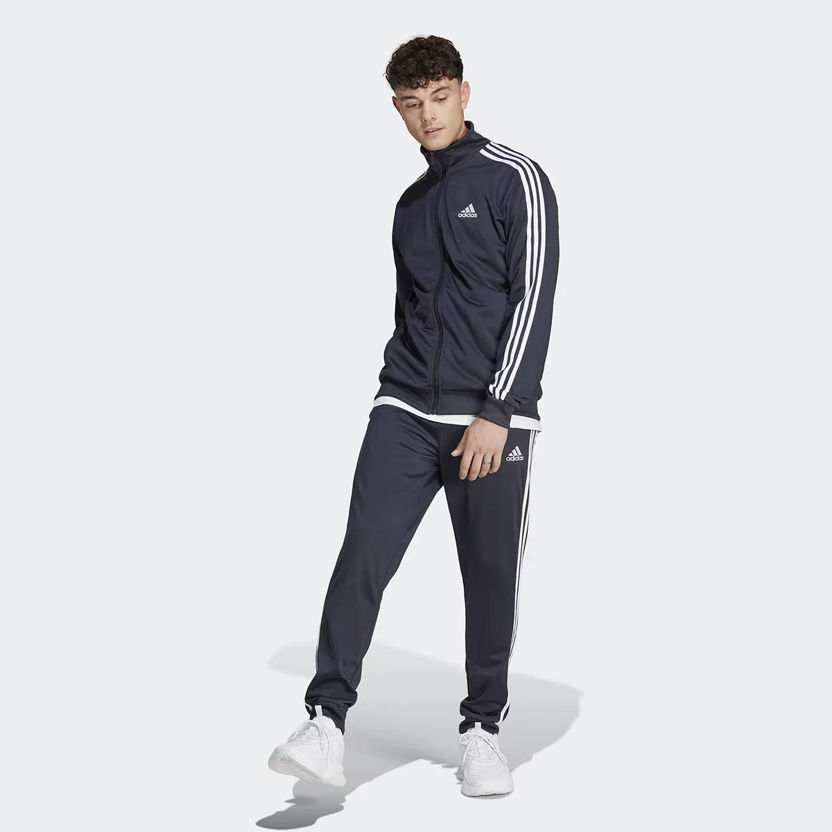 Мужской спортивный костюм Adidas Sportswear Basic Tricot, синий/белый 
Мужской спортивный костюм Adidas Sportswear Basic Tricot, синий/белый