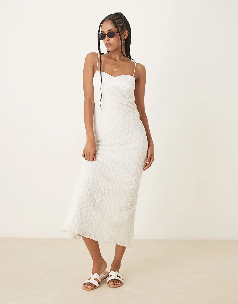 Платье-комбинация ASOS DESIGN на бретелях с вышивкой в виде ромашек и контрастным атласным бюстом белого цвета
Платье-комбинация ASOS DESIGN на бретелях с вышивкой в виде ромашек и контрастным атласным бюстом белого цвета