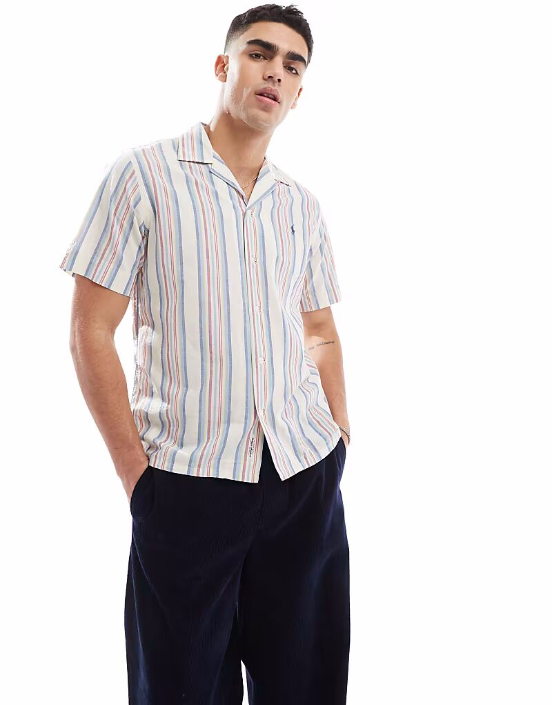 Polo Ralph Lauren рубашка с короткими рукавами и логотипом из шамбре в полоску, классического свободного кроя белого/розового цвета
Polo Ralph Lauren рубашка с короткими рукавами и логотипом из шамбре в полоску, классического свободного кроя белого/розового цвета