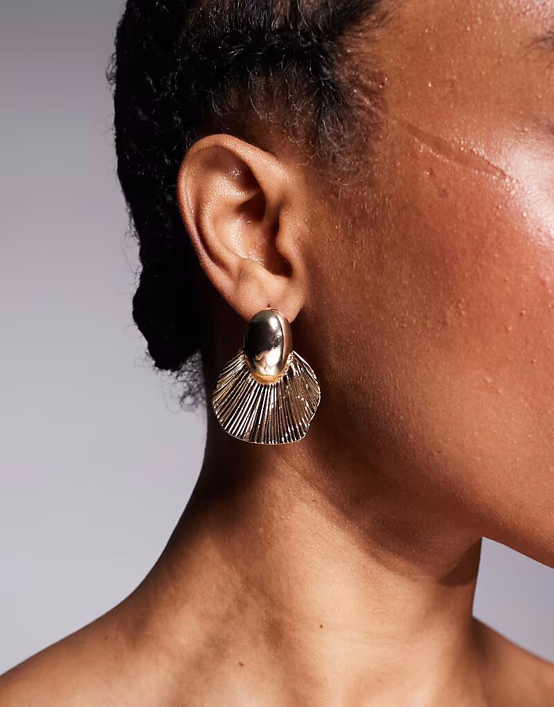 Серьги-гвоздики веерного типа в винтажном стиле из золота True Decadence
Серьги-гвоздики веерного типа в винтажном стиле из золота True Decadence