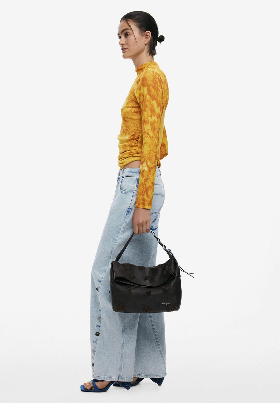 Сумка Desigual CONVERTIBLE WITH EMBOSSED DETAILS, Brown
Сумка Desigual CONVERTIBLE WITH EMBOSSED DETAILS, Brown