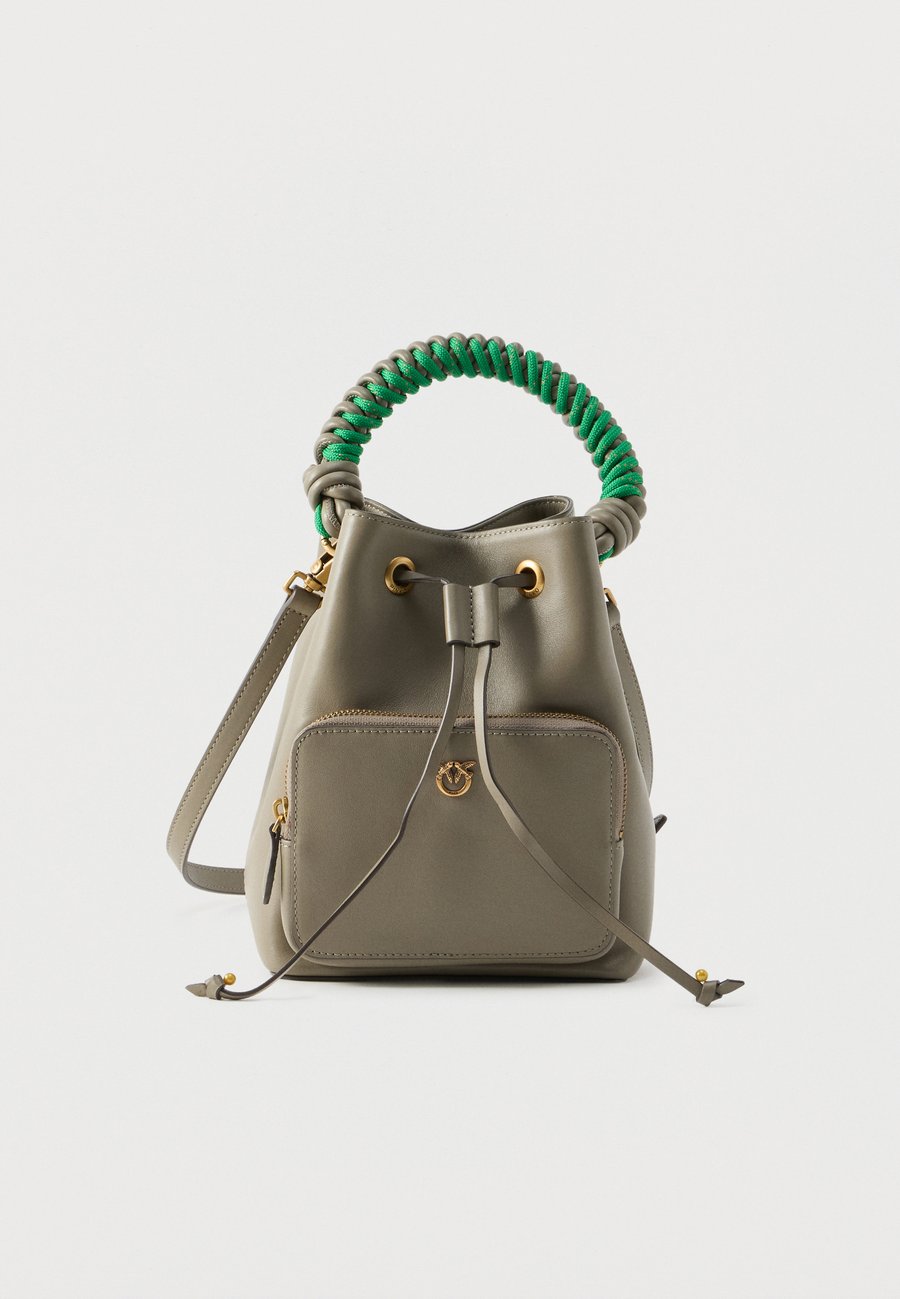 Сумка Pinko CARGO BUCKET, Noce/Antique Gold-Coloured/Sand
Сумка Pinko CARGO BUCKET, Noce/Antique Gold-Coloured/Sand