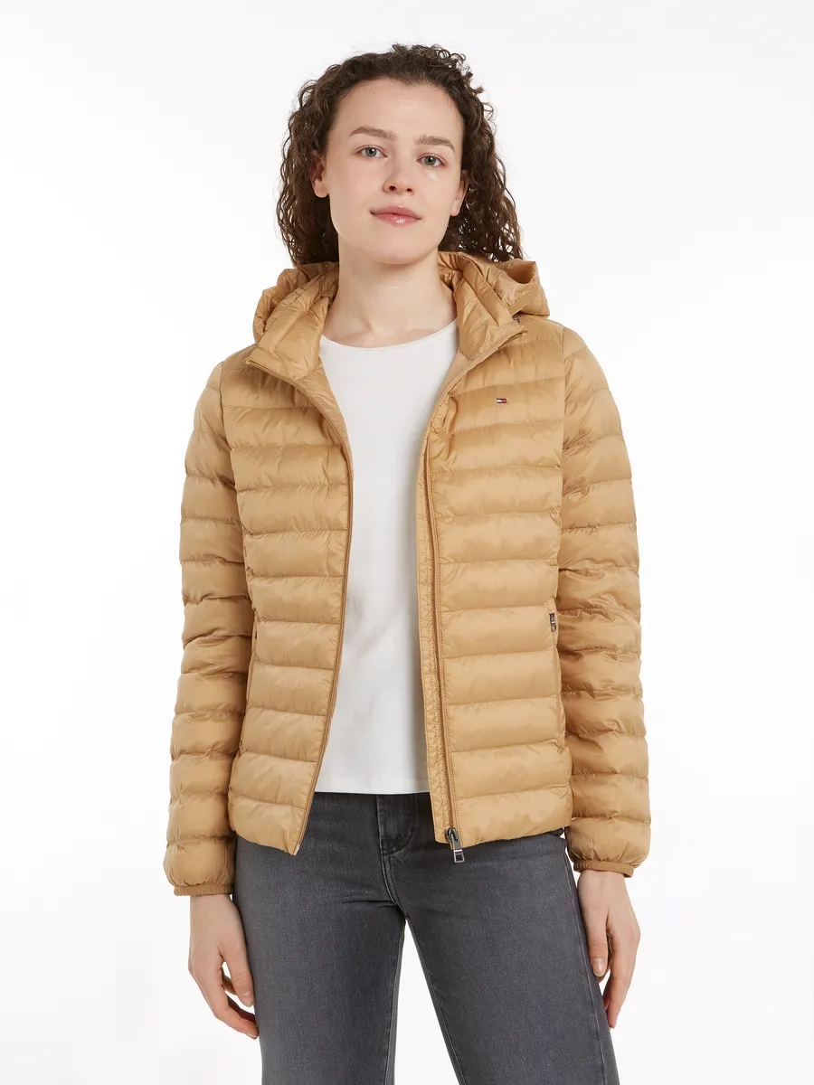 Стеганая куртка Tommy Hilfiger "LW PADDED GLOBAL STRIPE JACKET" (серия Global TH WOMEN), с капюшоном, с фирменной эластичной тесьмой на капюшоне, хаки
Стеганая куртка Tommy Hilfiger "LW PADDED GLOBAL STRIPE JACKET" (серия Global TH WOMEN), с капюшоном, с фирменной эластичной тесьмой на капюшоне, хаки