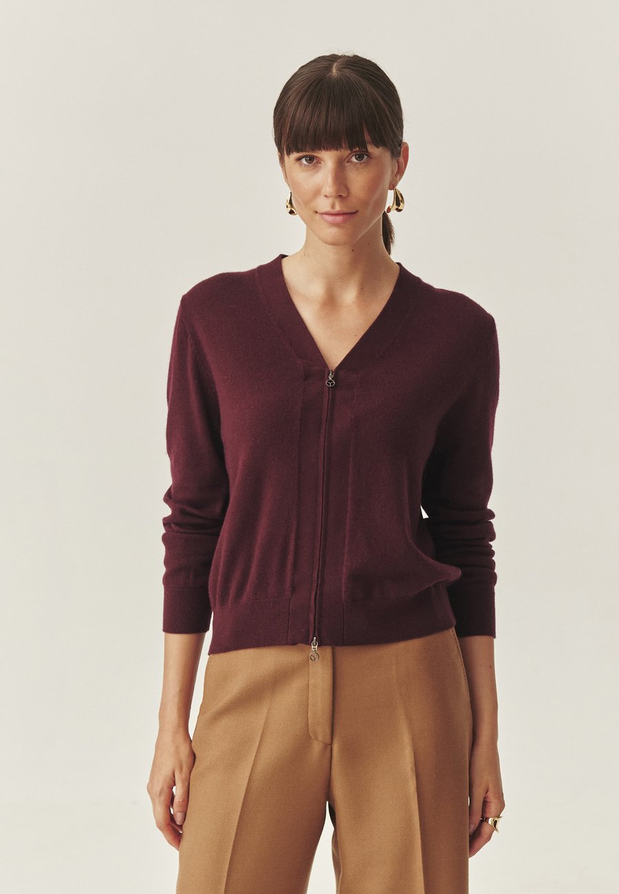 Кардиган TATUUM Cardigan, Red
Кардиган TATUUM Cardigan, Red