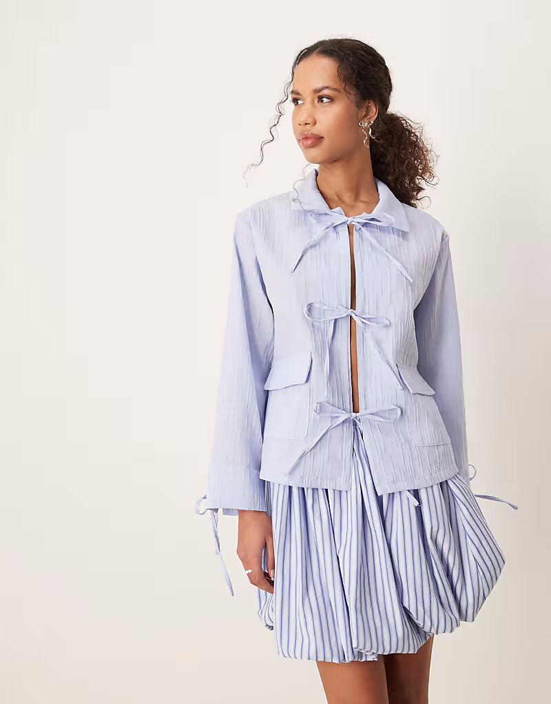 Рубашка Ghospell с фактурным бантом василькового цвета
Рубашка Ghospell с фактурным бантом василькового цвета