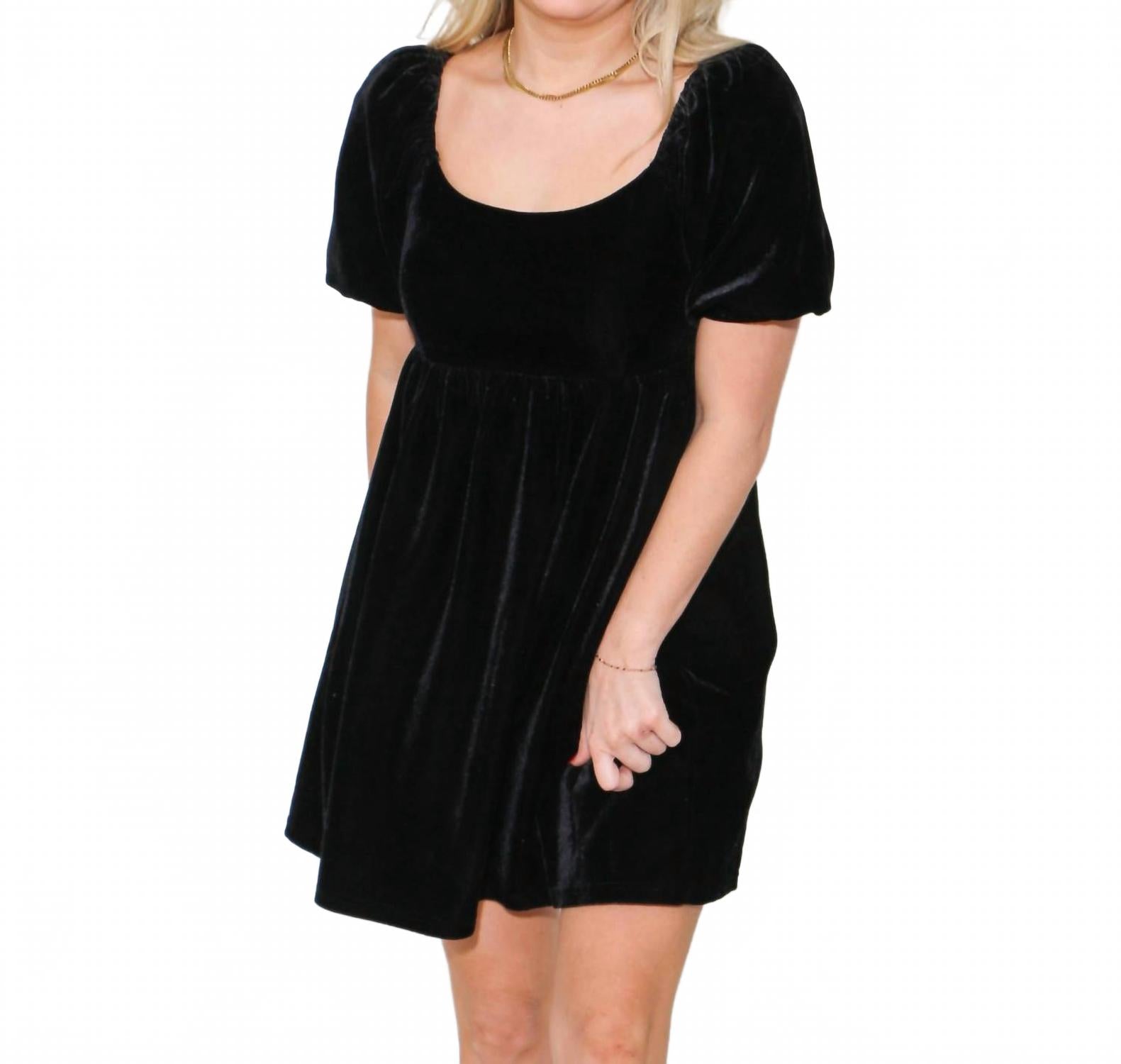 Черное мини-платье с круглым вырезом из бархата 2.7 AUGUST APPAREL
Черное мини-платье с круглым вырезом из бархата 2.7 AUGUST APPAREL