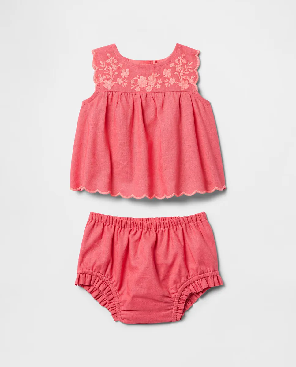 Комплект из мягкого льняного и хлопкового верха и детских шаровар Gap, коралловый
Комплект из мягкого льняного и хлопкового верха и детских шаровар Gap, коралловый