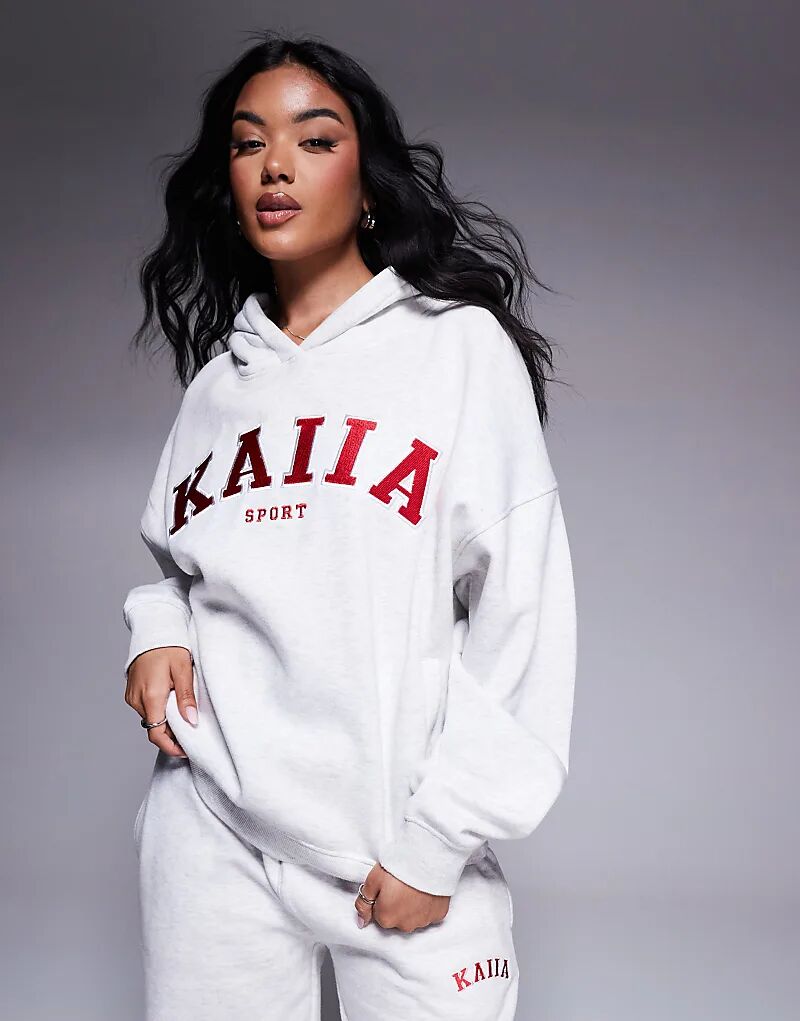 Комбинированное худи серого и красного цвета с вышитым логотипом Kaiia
Комбинированное худи серого и красного цвета с вышитым логотипом Kaiia