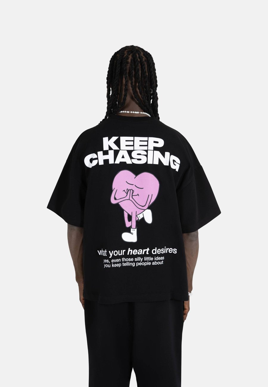 Футболка The Tracksuit Club KEEP CHASING UNISEX, Black, Черный, Футболка The Tracksuit Club KEEP CHASING UNISEX, Black
Футболка The Tracksuit Club KEEP CHASING UNISEX, Black, Черный, Футболка The Tracksuit Club KEEP CHASING UNISEX, Black