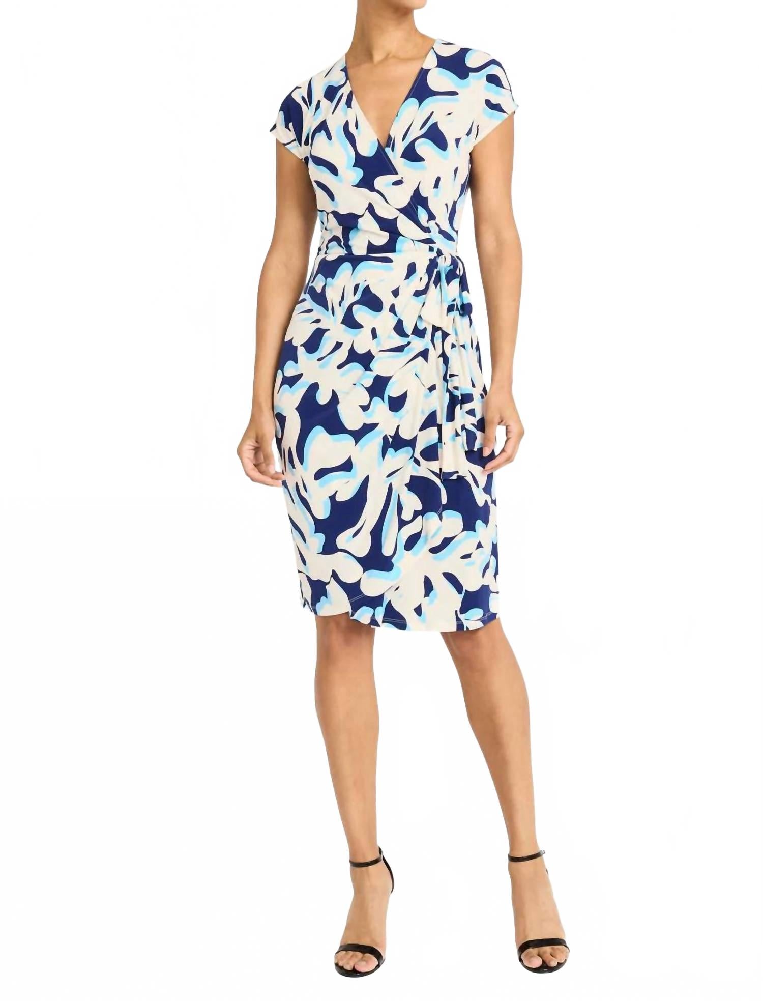 Платье Ellison Abstract Stems в темно-синем/синем цвете Maggy London
Платье Ellison Abstract Stems в темно-синем/синем цвете Maggy London
