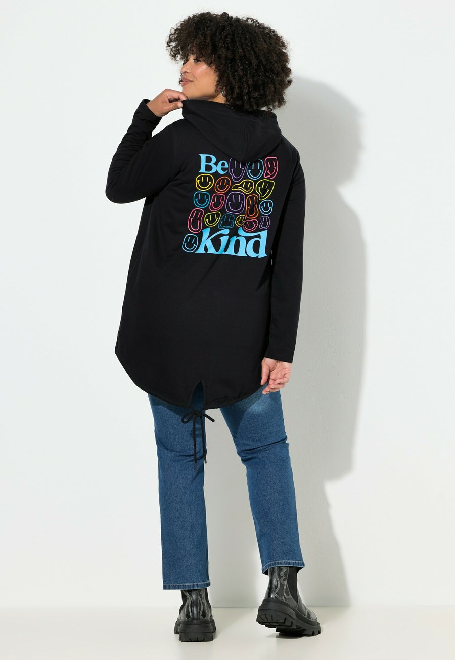 Толстовка Angel of Style A-LINIE, SMILEYS AUF DEM RÜCKEN, KAPUZE, Black
Толстовка Angel of Style A-LINIE, SMILEYS AUF DEM RÜCKEN, KAPUZE, Black