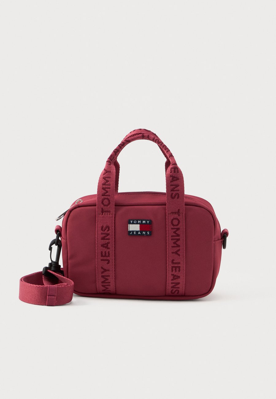 Сумка Tommy Jeans DAILY CROSSOVER, Ruby Dusk/Pink
Сумка Tommy Jeans DAILY CROSSOVER, Ruby Dusk/Pink