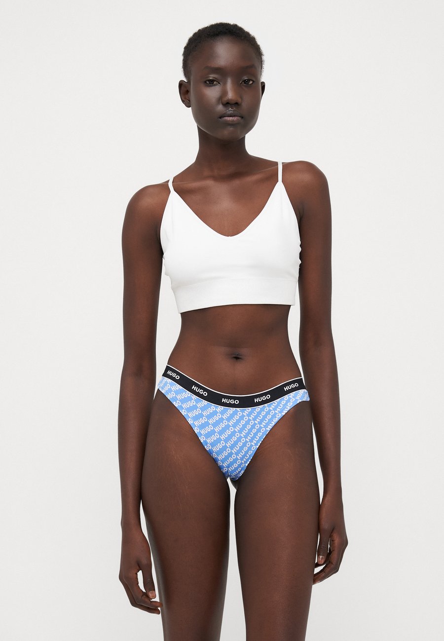 Трусы HUGO TRIPLET THONG DESIGN 3 PACK, Open Blue/Black/Blue
Трусы HUGO TRIPLET THONG DESIGN 3 PACK, Open Blue/Black/Blue