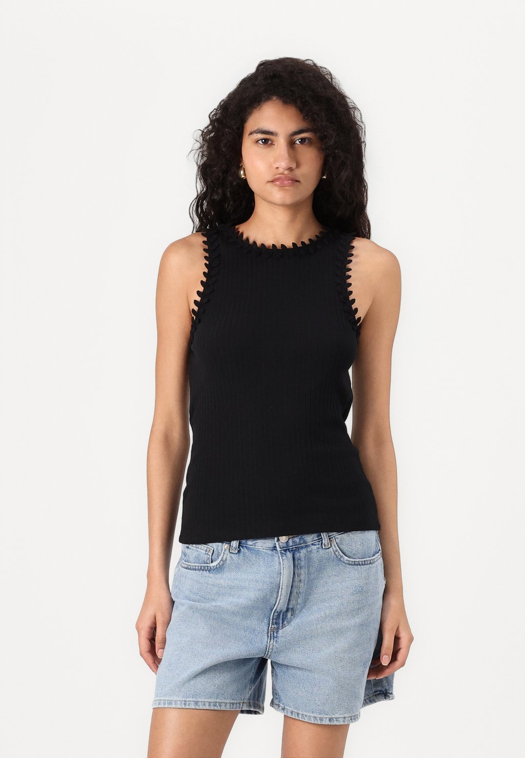 Топ VIBABIA LEAF O NECK VILA, черный
Топ VIBABIA LEAF O NECK VILA, черный