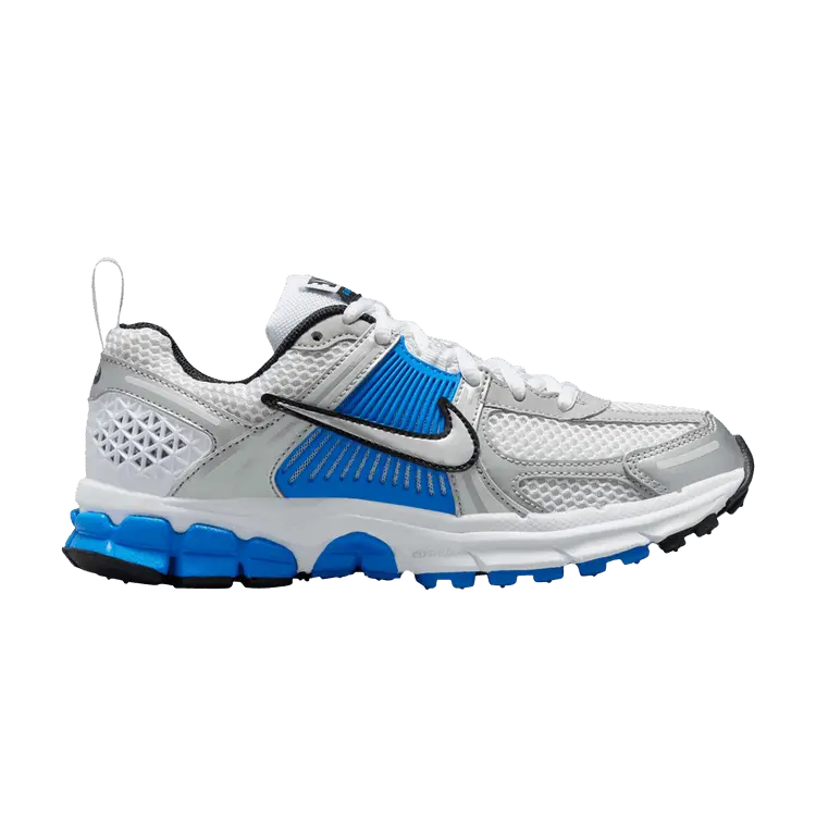 Кроссовки Nike Vomero 5 GS 'Light Photo Blue Metallic Silver', серый
Кроссовки Nike Vomero 5 GS 'Light Photo Blue Metallic Silver', серый