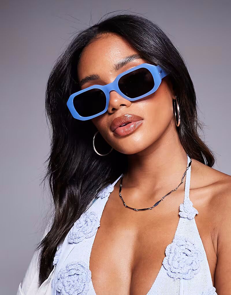 Quay представил прямоугольные солнцезащитные очки бледно-голубого цвета
Quay представил прямоугольные солнцезащитные очки бледно-голубого цвета