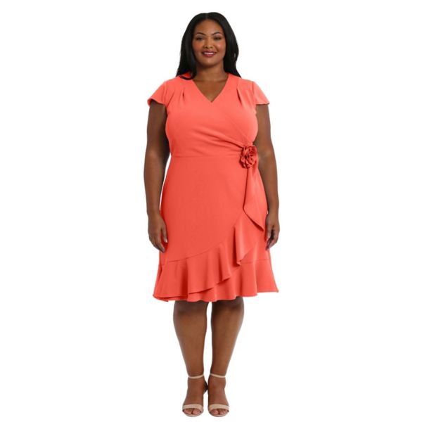 Платье-халат с каскадными оборками и розетками больших размеров London Times, цвет hot coral
Платье-халат с каскадными оборками и розетками больших размеров London Times, цвет hot coral