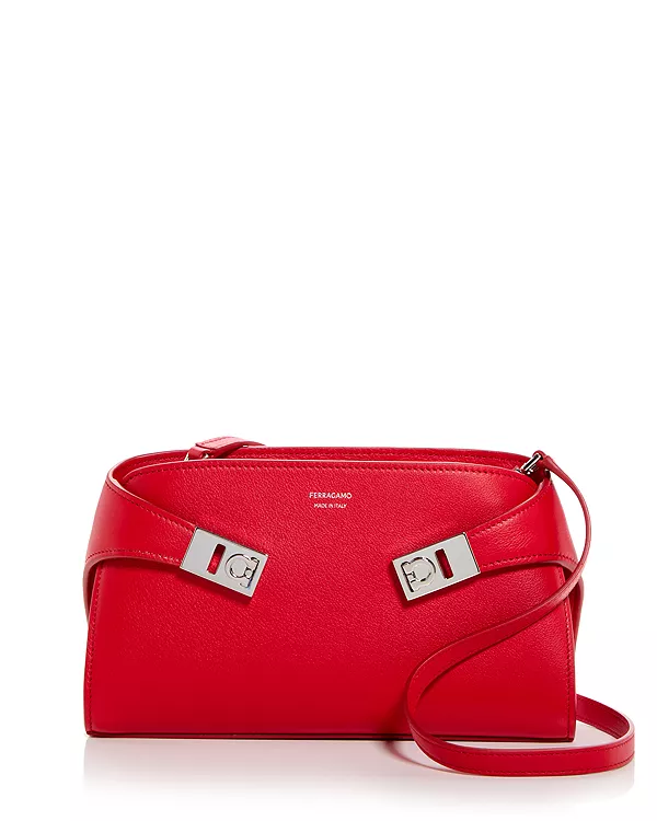 Миниатюрная кожаная сумка через плечо Hug Ferragamo, красный
Миниатюрная кожаная сумка через плечо Hug Ferragamo, красный