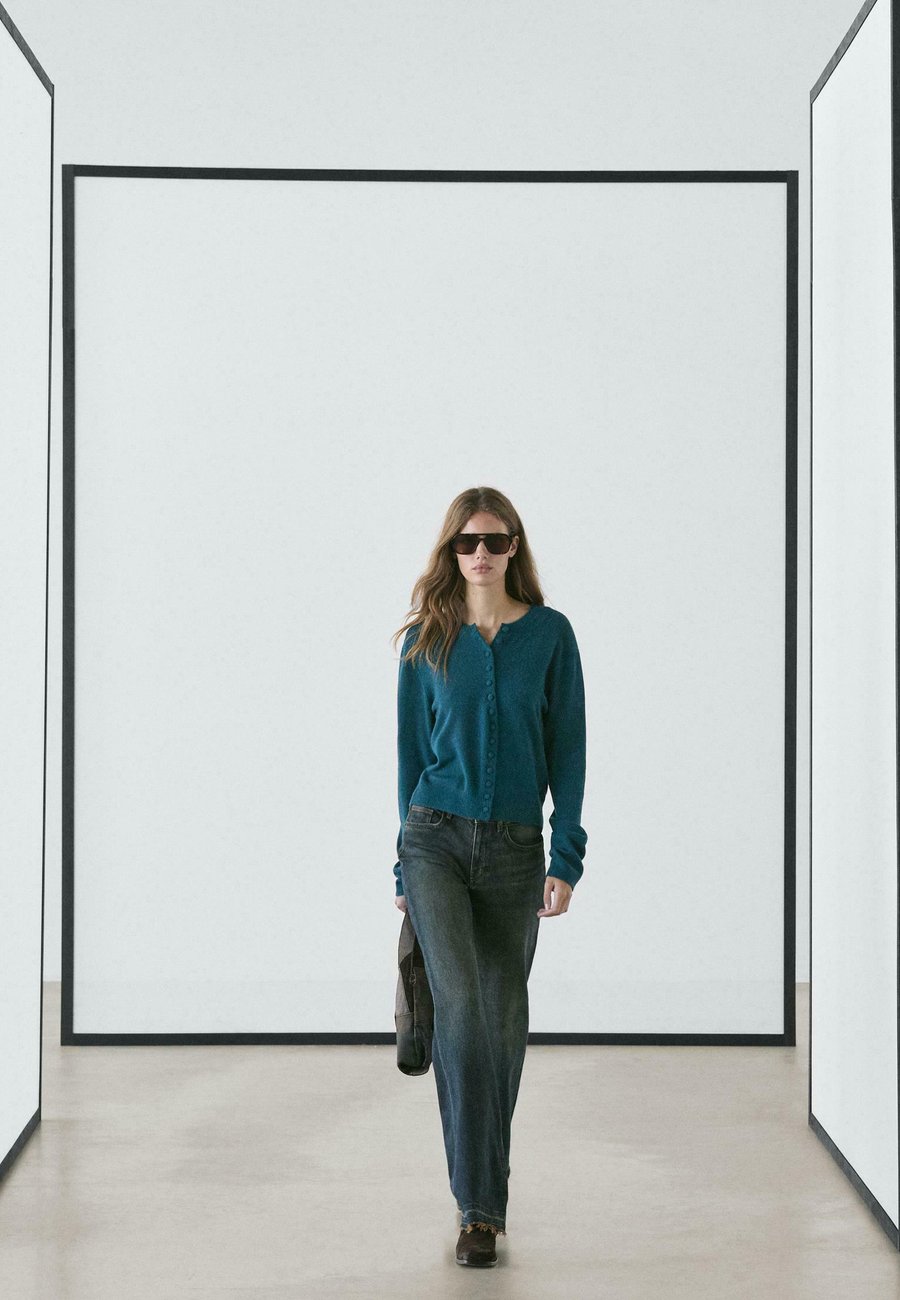 Кардиган Massimo Dutti Cardigan, Dark Blue
Кардиган Massimo Dutti Cardigan, Dark Blue