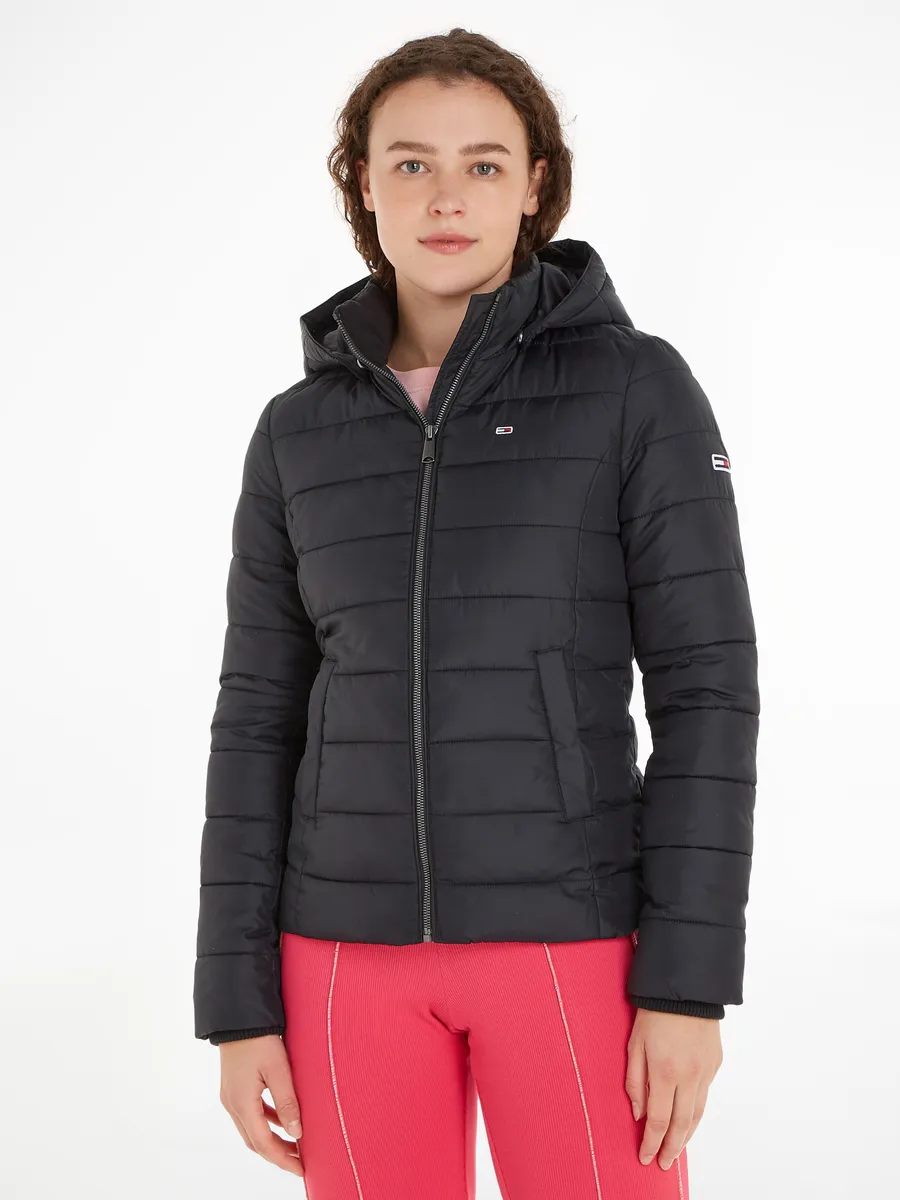 Стеганая куртка Tommy Jeans "TJW BASIC HOODED JACKET", с капюшоном, с вешалкой на воротнике, черный
Стеганая куртка Tommy Jeans "TJW BASIC HOODED JACKET", с капюшоном, с вешалкой на воротнике, черный