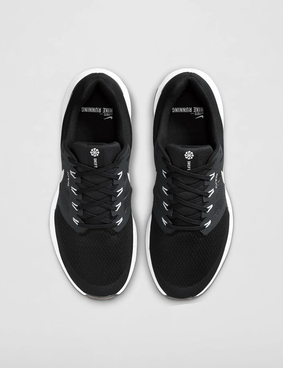 Мужские кроссовки для бега по шоссе Nike Run Swift 3, черный/белый/серый
Мужские кроссовки для бега по шоссе Nike Run Swift 3, черный/белый/серый