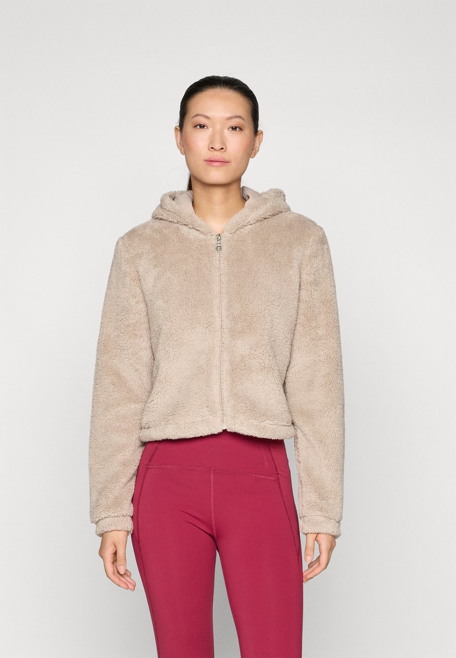 Флисовая куртка ONLY Play ONPCAS-FLUF HOOD SHORT , String/Beige
Флисовая куртка ONLY Play ONPCAS-FLUF HOOD SHORT , String/Beige