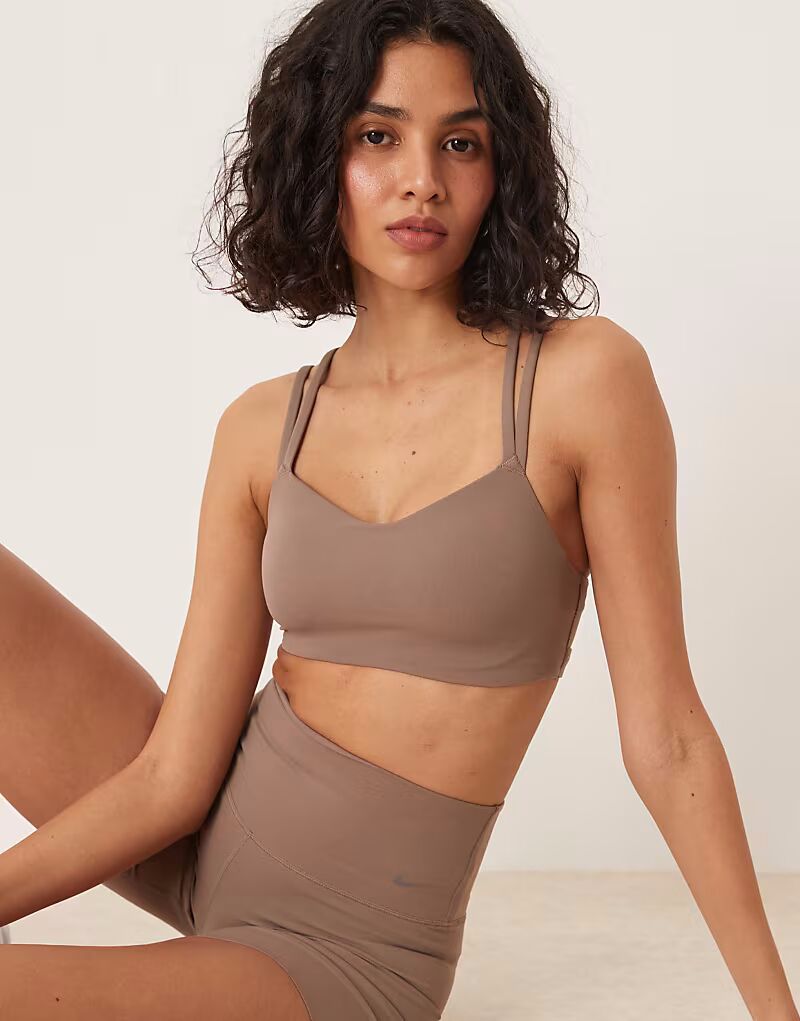 Спортивный бюстгальтер Nike Training Zenvy Dri-FIT с мягкой подошвой и легкой поддержкой Alate коричневого цвета
Спортивный бюстгальтер Nike Training Zenvy Dri-FIT с мягкой подошвой и легкой поддержкой Alate коричневого цвета