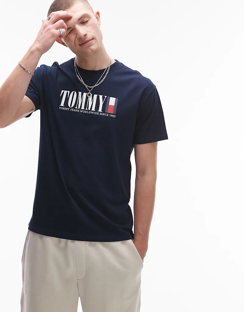 Футболка Tommy Jeans с линейным логотипом и флагом темно-синего цвета
Футболка Tommy Jeans с линейным логотипом и флагом темно-синего цвета