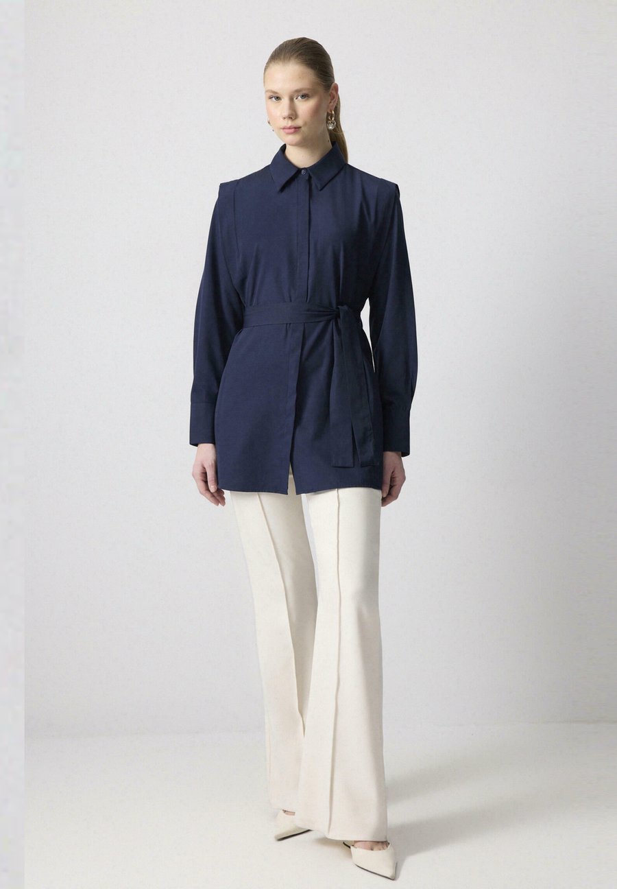 Блуза Touché Privé Button-down blouse, Navy Blue/Dark Blue
Блуза Touché Privé Button-down blouse, Navy Blue/Dark Blue