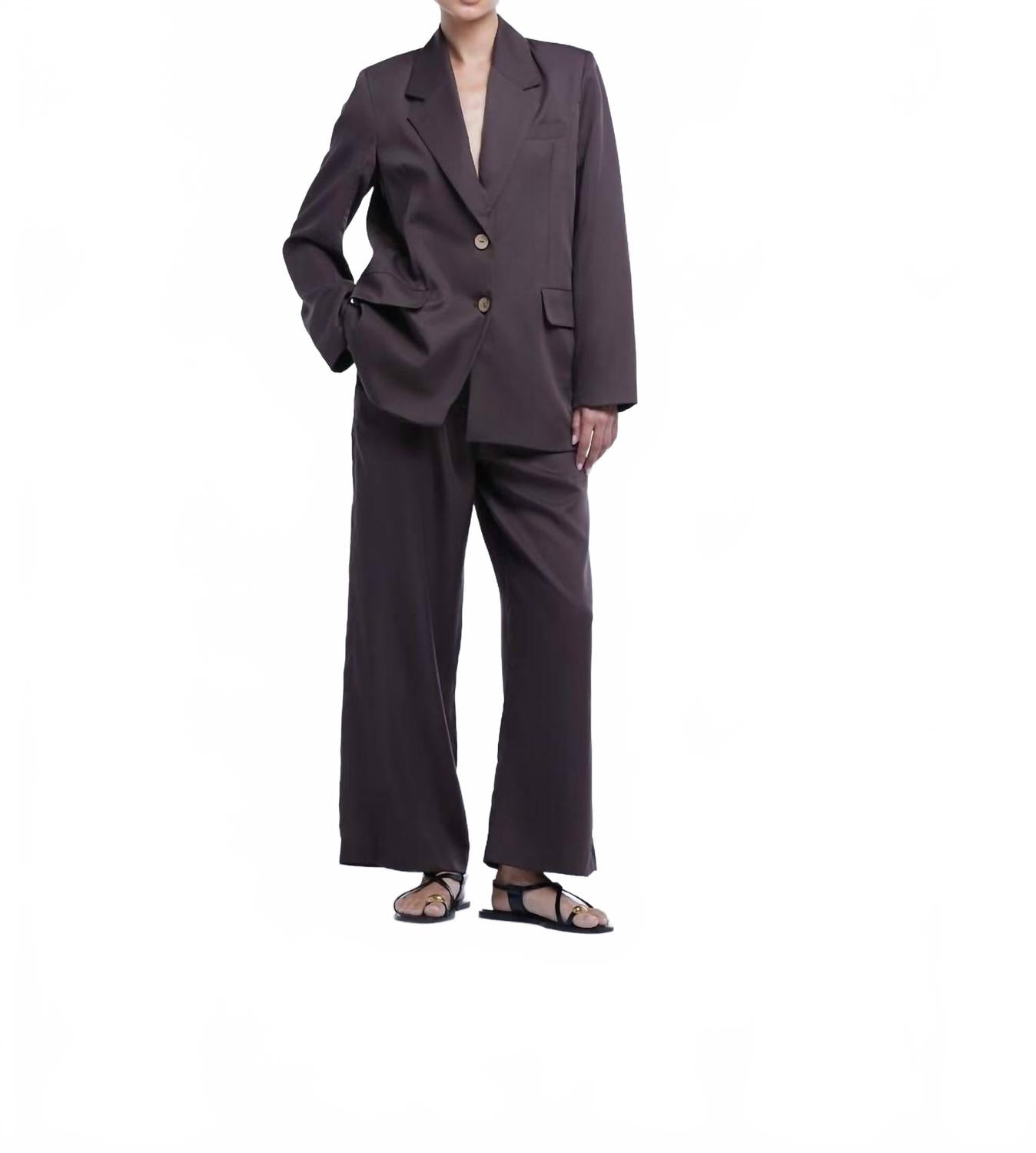 Расклешенный однобортный пиджак в кофейном оттенке Dāl the Label, коричневый
Расклешенный однобортный пиджак в кофейном оттенке Dāl the Label, коричневый