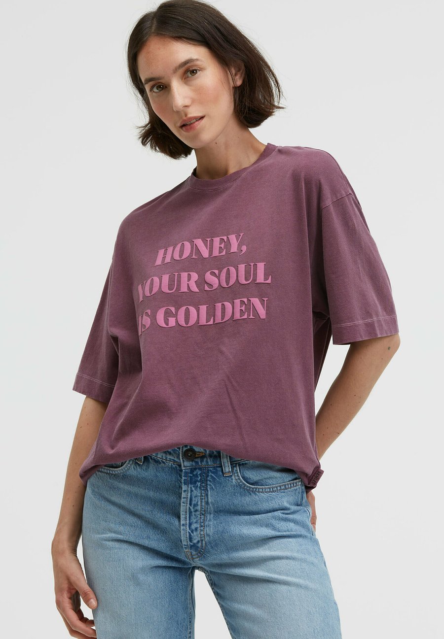 Футболка SENSES.THE LABEL TE:CLA MIT WORDING PRINT, Anemone Red/Red
Футболка SENSES.THE LABEL TE:CLA MIT WORDING PRINT, Anemone Red/Red