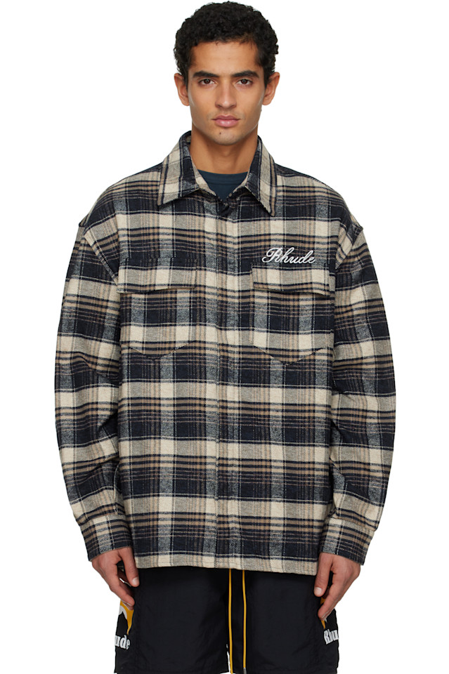 Rhude Фланелевая рубашка темно-синего и бежевого цвета с надписью «rhude»
Rhude Фланелевая рубашка темно-синего и бежевого цвета с надписью «rhude»