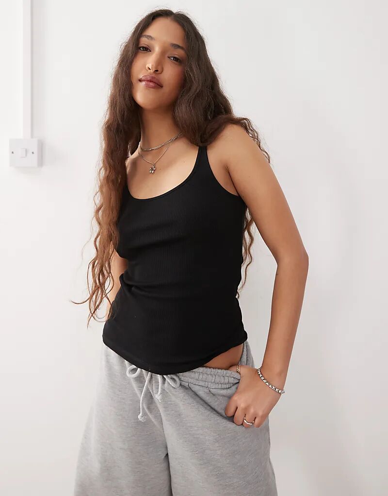 Тонкая ребристая майка Monki черного цвета
Тонкая ребристая майка Monki черного цвета