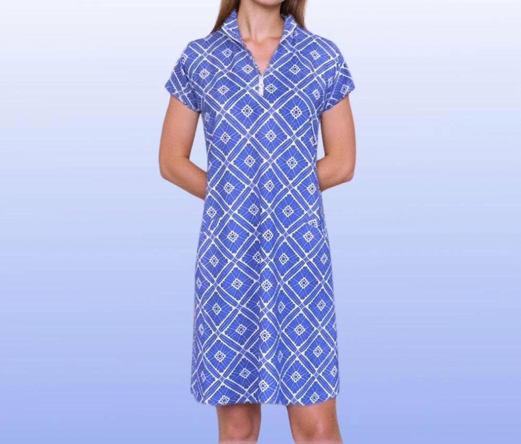 Поло-платье с каплевидными рукавами Annapolis в фиолетовом цвете Tiki Bar Is Open Katherine Way
Поло-платье с каплевидными рукавами Annapolis в фиолетовом цвете Tiki Bar Is Open Katherine Way