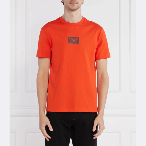 Футболка стандартного кроя с блестящим трафаретным логотипом Calvin Klein, оранжевый
Футболка стандартного кроя с блестящим трафаретным логотипом Calvin Klein, оранжевый
